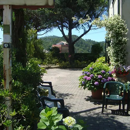 Silvia - Cinque Terre Hotel Framura